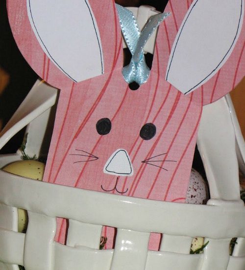 Cute peek-a-boo bunny tags with free template.