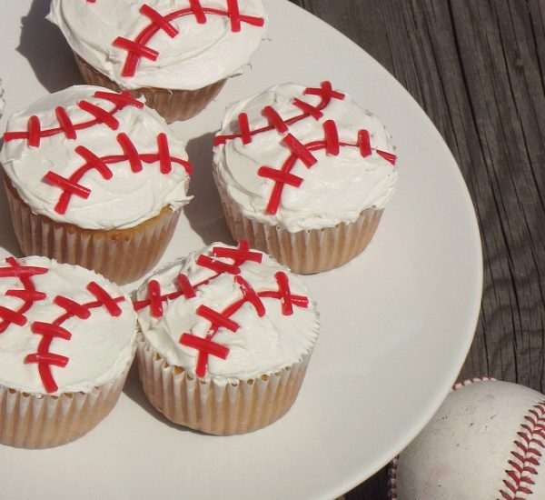 Easy to make baseball cupcakes. Perfect for post game treats! // cleanandscentsible.com