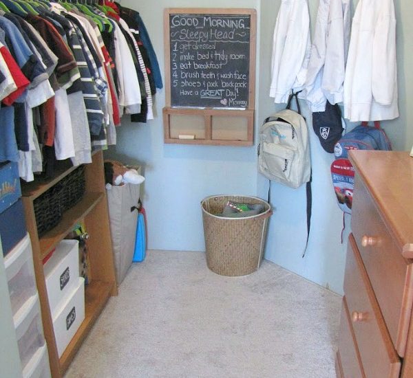 Great ideas for keeping kids' closets organized! // cleanandscentsible.com