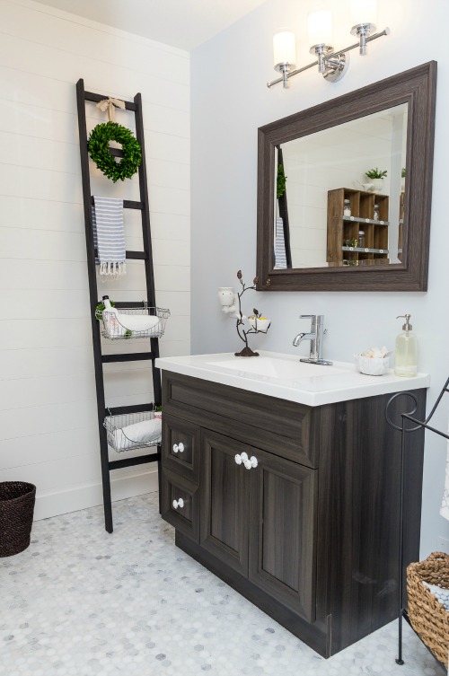 This easy DIY storage ladder is such a great idea for adding extra storage space in a small bathroom or any other space!