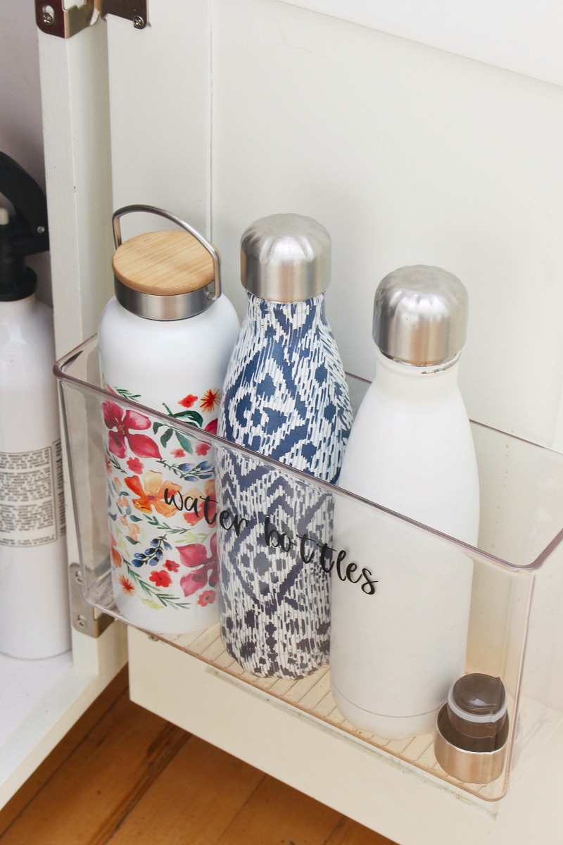 https://www.cleanandscentsible.com/wp-content/uploads/2014/04/kitchen-cabinet-organization-water-bottles-Clean-and-Scentsible.jpg