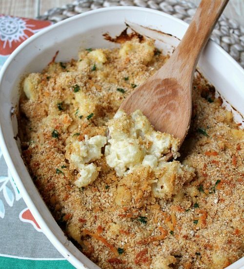 Creamy cauliflower gratin. Makes a perfect side dish for family dinners or holiday gatherings! // cleanandscentsible.com