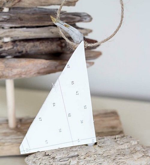 Adorable driftwood ornament.