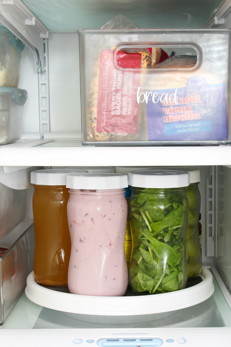 https://www.cleanandscentsible.com/wp-content/uploads/2015/02/how-to-clean-the-fridge-2-Clean-and-Scentsible.jpg