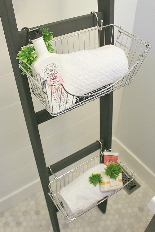 Love the look of this DIY ladder! Such a great way to add some extra storage! // cleanandscentsible.com