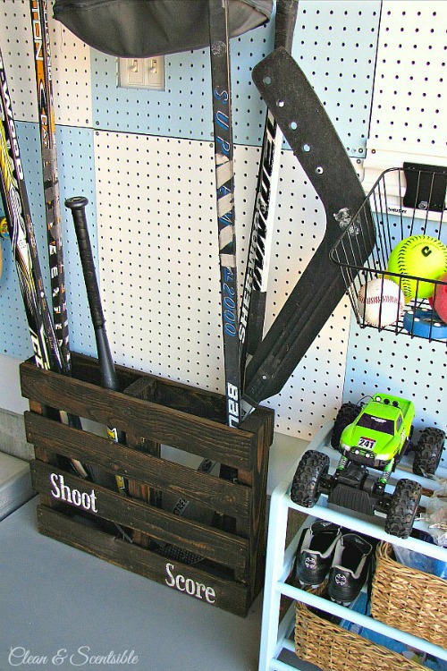 Turn an old pallet into a sports organizer! 