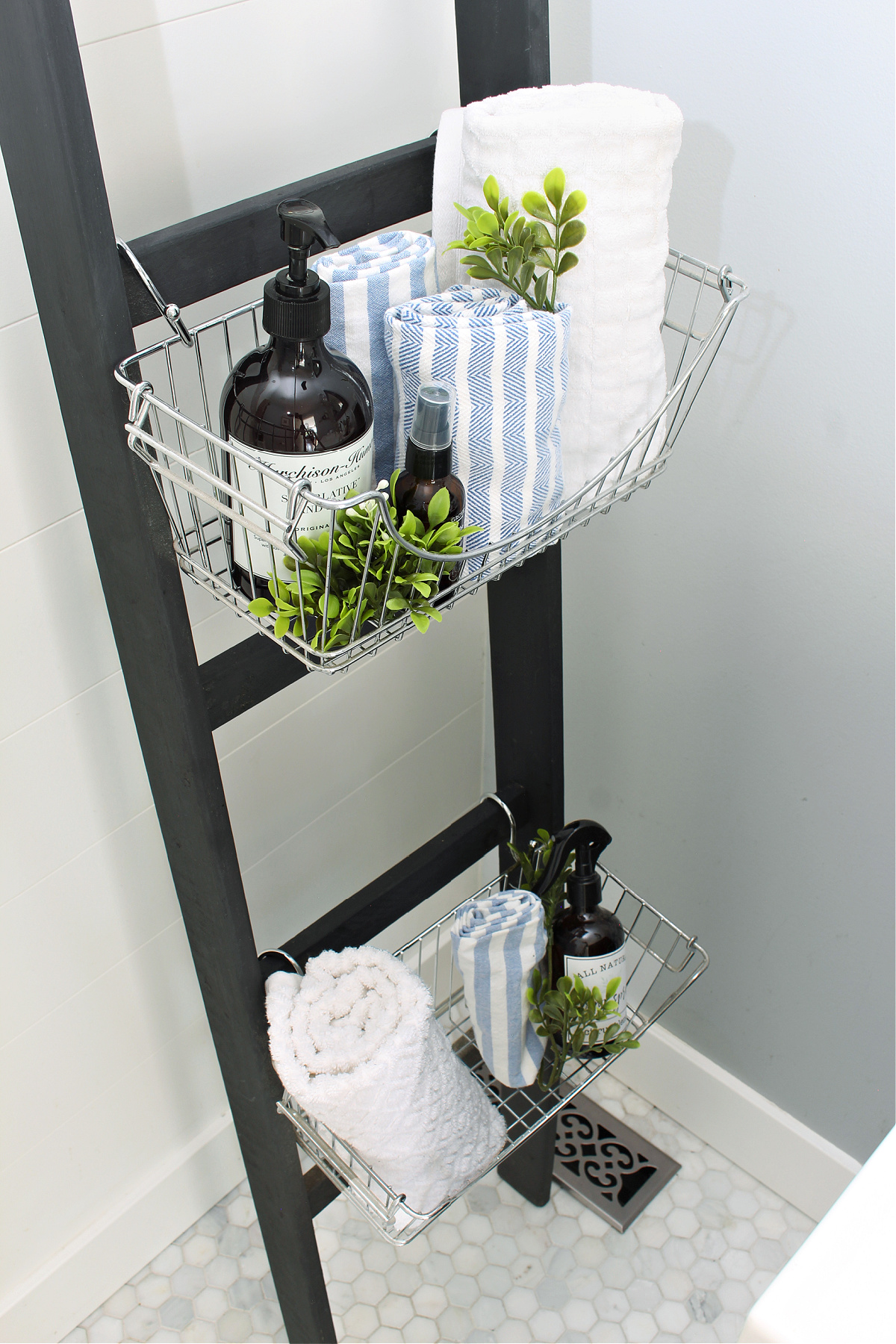 https://www.cleanandscentsible.com/wp-content/uploads/2015/03/bathroom-storage-ladder-baskets-Clean-and-Scentsible.jpg