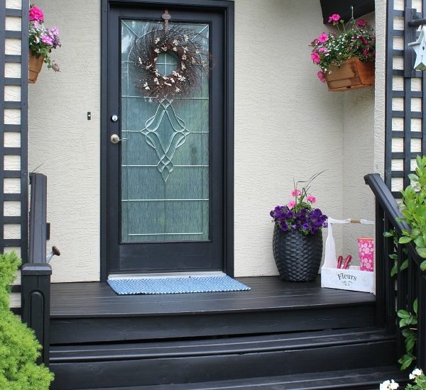 Beautiful front porch decorating ideas! // cleanandscentsible.com