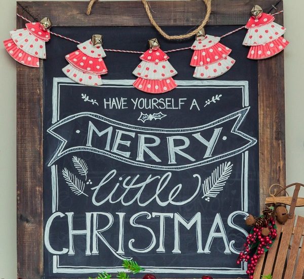 I love all of these beautiful Christmas chalkboards! I need to try one!