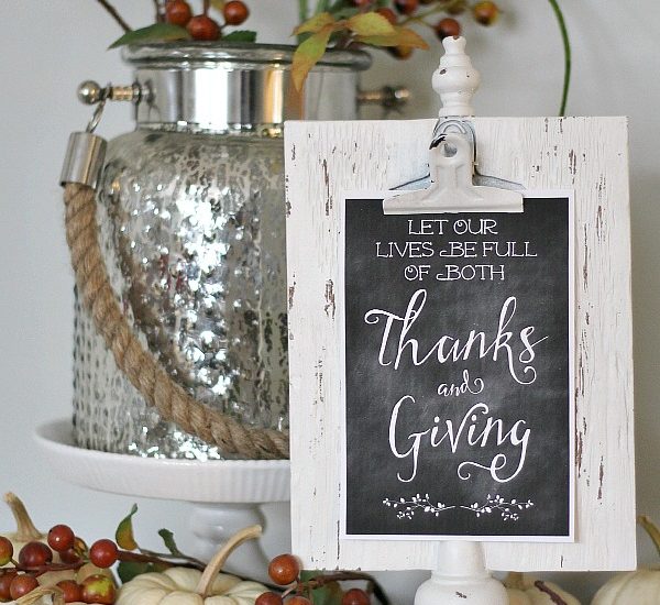 Free Thanksgiving printables in two styles along with tips for how to use them to decorate your home for the different seasons.