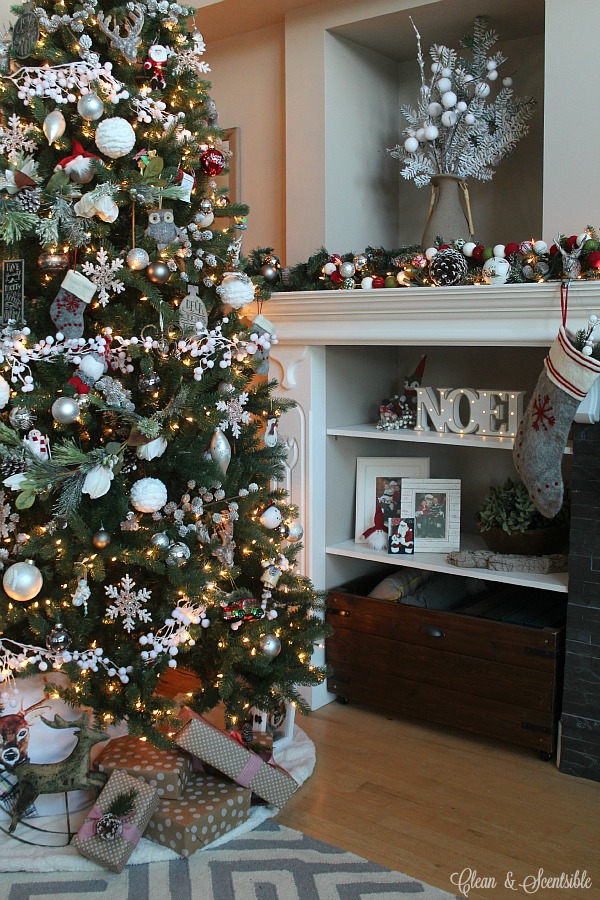 https://www.cleanandscentsible.com/wp-content/uploads/2015/12/Family-Room-Christmas-Home-Tour-1.jpg