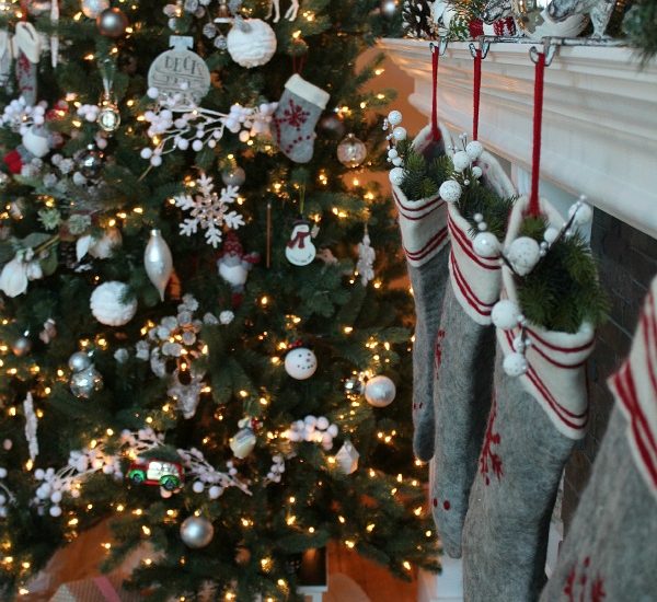 Gorgeous Christmas home tour in classic red and white. Lots of easy Christmas decorating ideas!