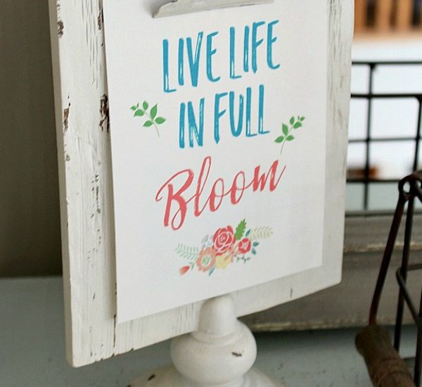 Beautiful spring vignette and cute free spring printable. This would work for summer decorating too!