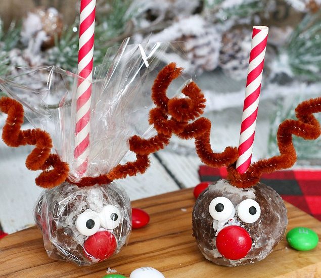 Donut hole reindeer treats wrapped up for a cute and easy Christmas treat!