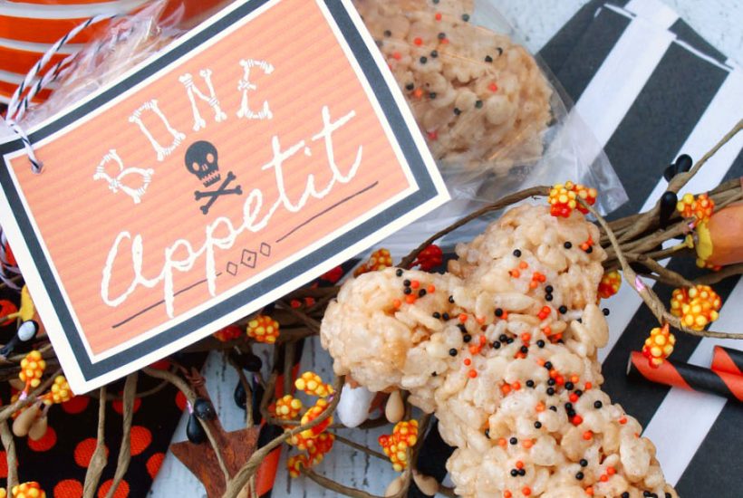 Halloween Rice Krispie Treats Bones These would be so cute for Halloween parties or Halloween class treats! Free printable too! #Halloweenparties #Halloweentreats