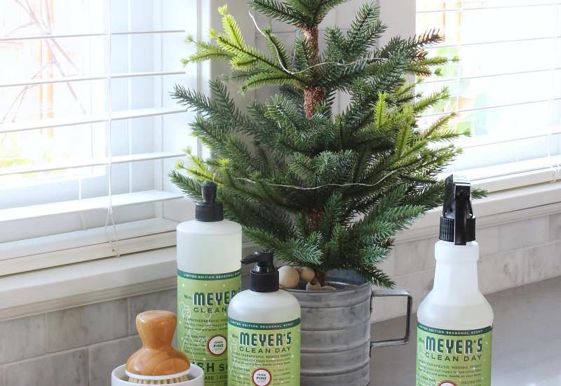 Easy ways to make your home smell like Christmas. {And a free Mrs. Meyers Christmas gift set offer!}