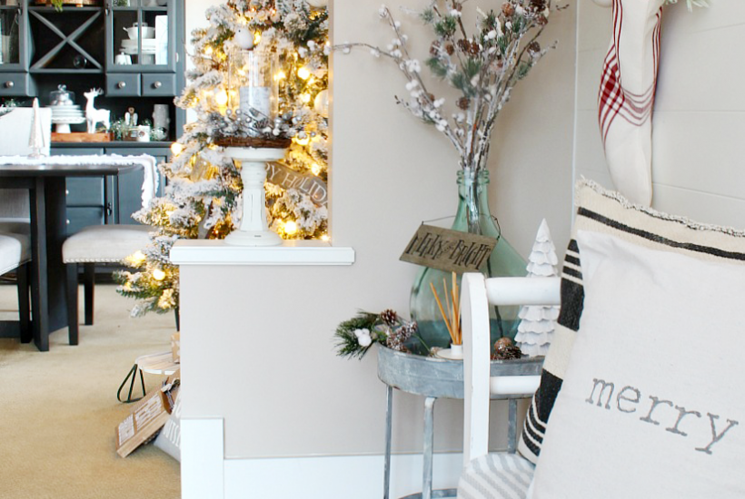 Christmas Front Entry Decorating Ideas. Pretty and simple ideas to dress up your front entry for the holidays. Love the red and white farmhouse feel!