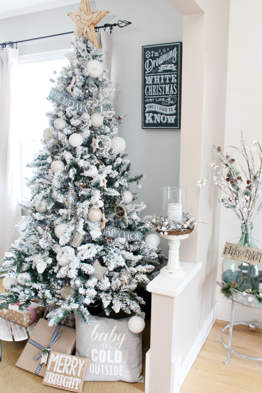 https://www.cleanandscentsible.com/wp-content/uploads/2017/12/Farmhouse-Christmas-Dining-Room-4.png