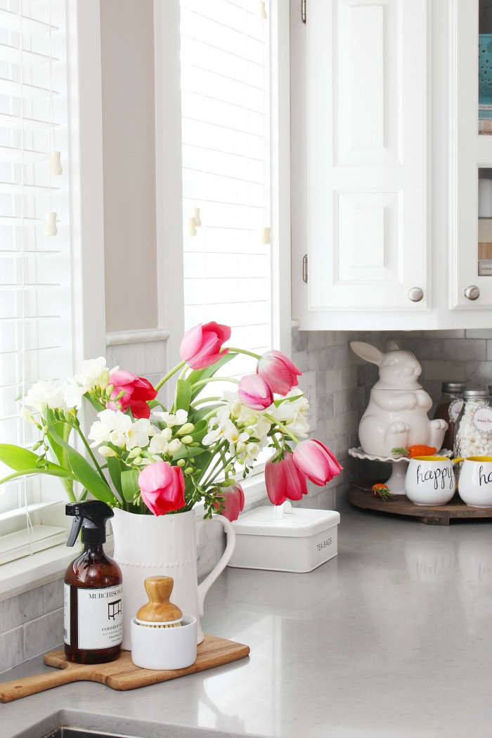 Farmhouse decor in the kitchen for spring and summer - Christina Maria Blog