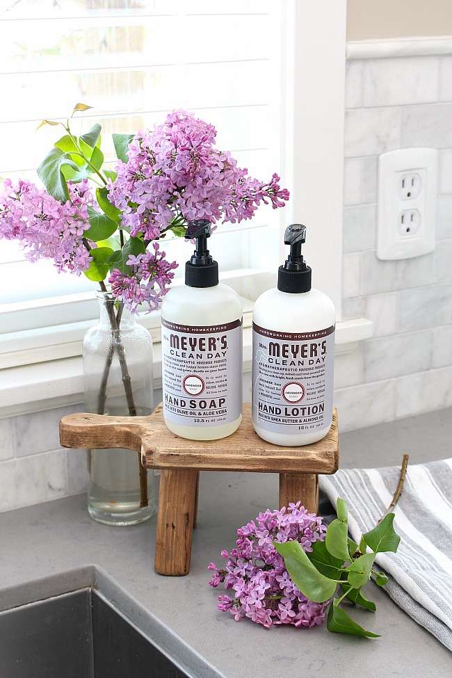 https://www.cleanandscentsible.com/wp-content/uploads/2018/05/Mrs.-Meyers-Free-Gift-Offer-from-Grove-Collaborative-edit-1.jpg