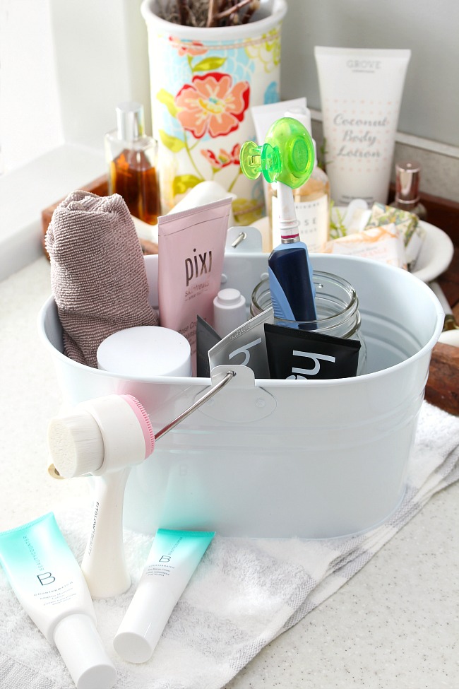 https://www.cleanandscentsible.com/wp-content/uploads/2018/07/How-to-Use-a-Caddy-to-Stay-Organized-1.jpg
