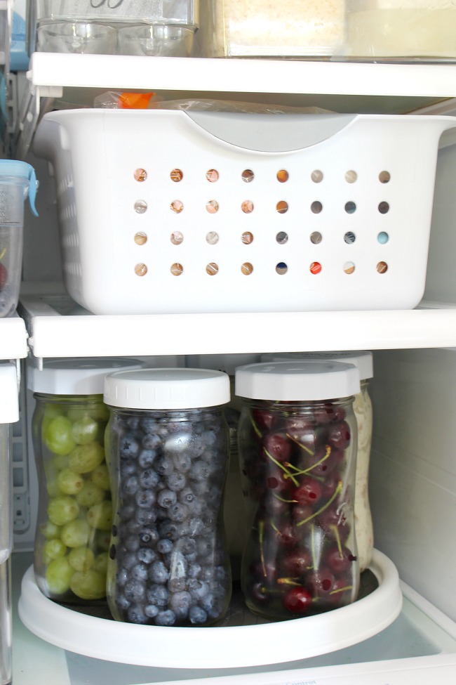 https://www.cleanandscentsible.com/wp-content/uploads/2018/08/Fridge-Organization-with-mason-jars-from-Clean-and-Scentsible.jpg