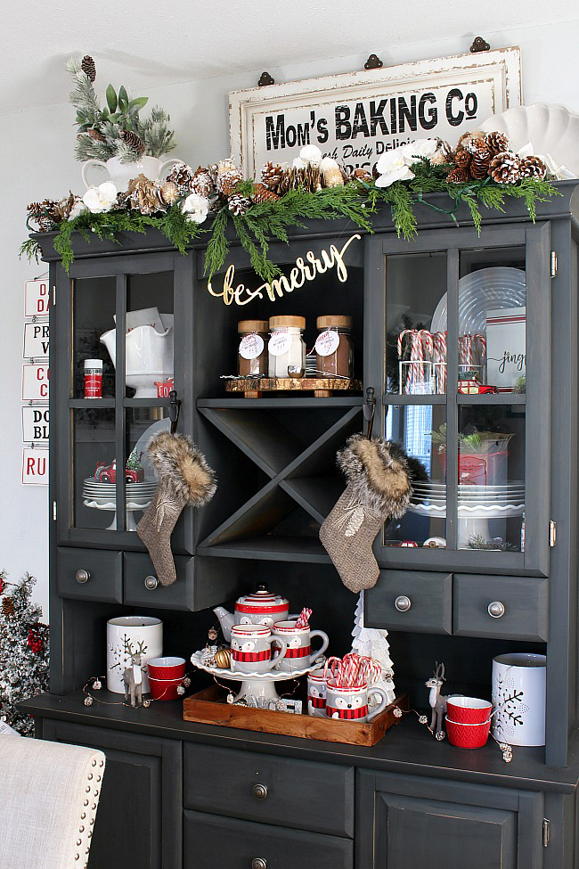 https://www.cleanandscentsible.com/wp-content/uploads/2018/12/Christmas-Farmhouse-Dining-Room-9-copy.jpg