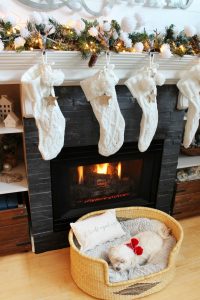 Cozy Family Room Christmas Decor Ideas - Clean and Scentsible