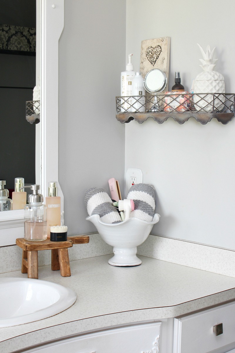 https://www.cleanandscentsible.com/wp-content/uploads/2020/04/Bathroom-Counter-Organization-Clean-and-Scentsible.jpg