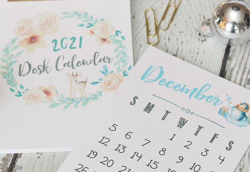 Free printable 2021 desk calendar with pretty watercolor design.