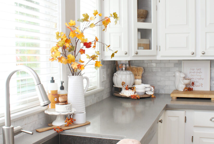 White kitchen fall decor using traditional fall colors.