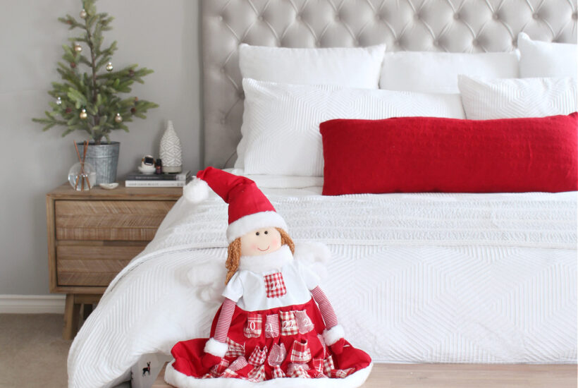 Red and white Christmas bedroom decor.