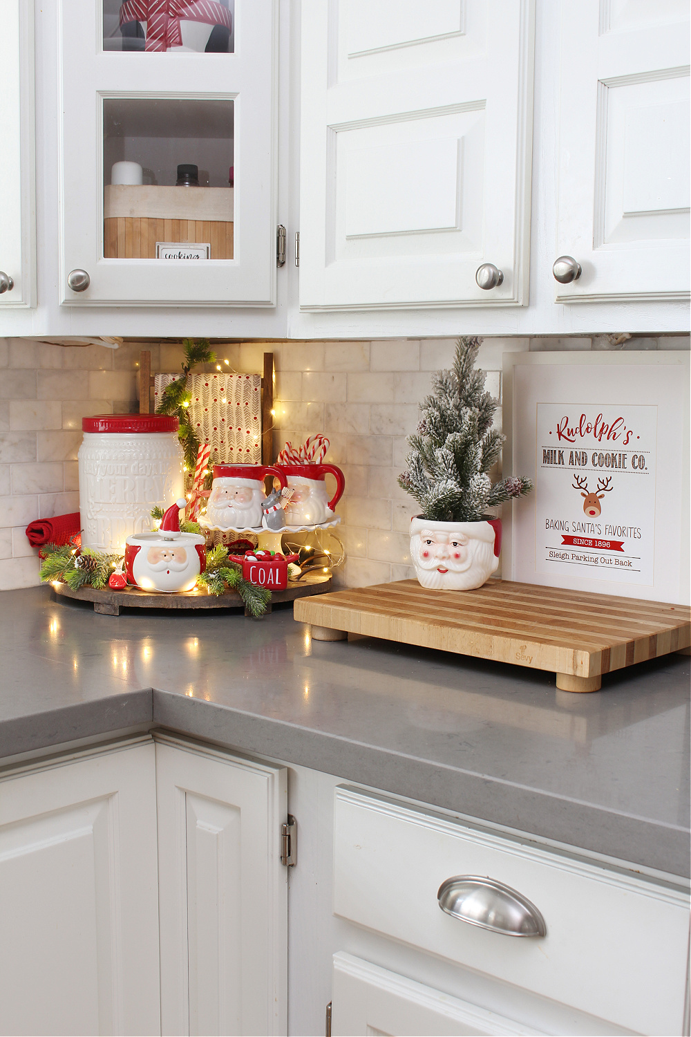 Festive Red and White Christmas Kitchen Decor Ideas - Clean and ...