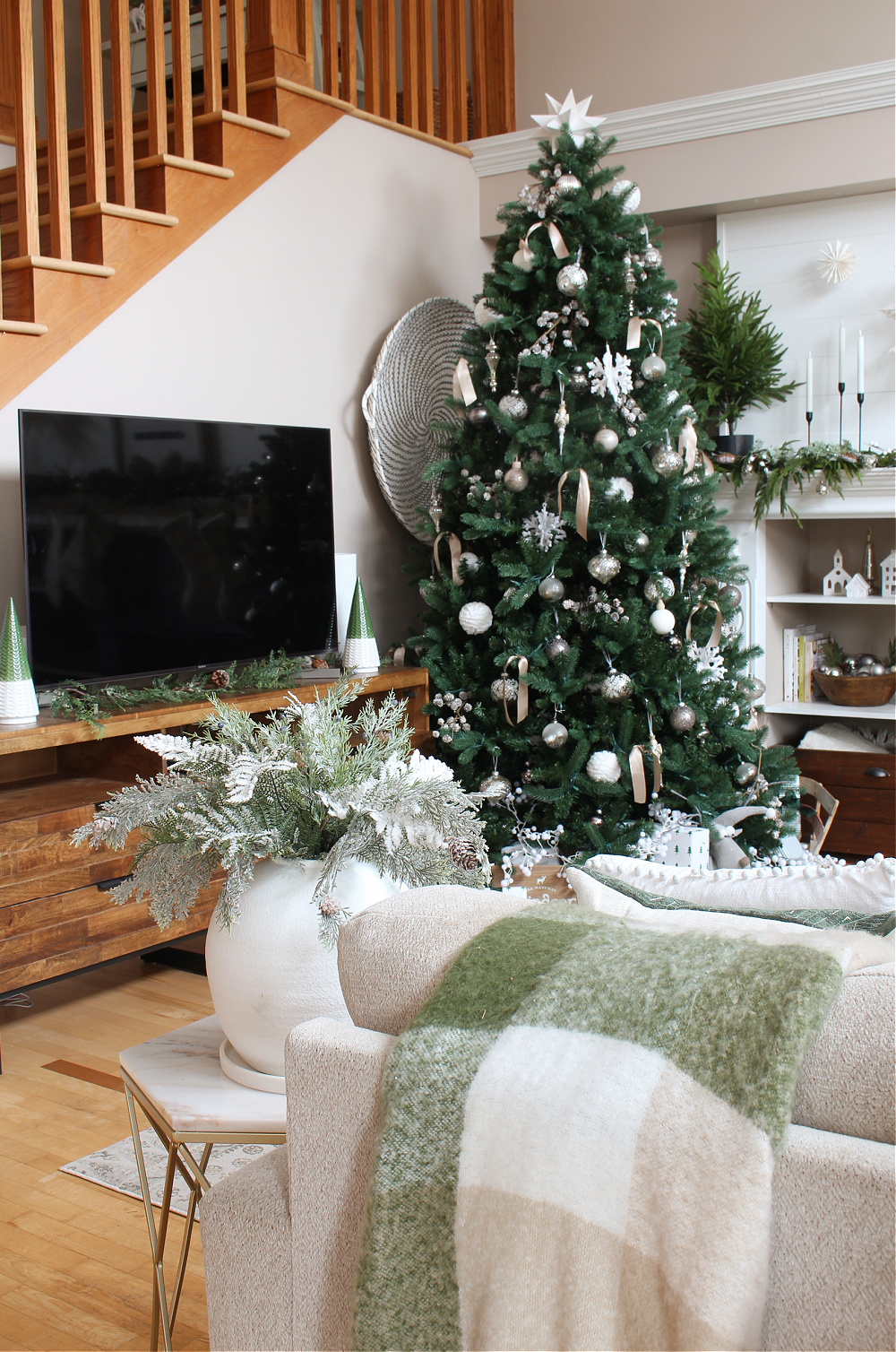 Green and White Christmas Living Room Decor Ideas - Clean and ...