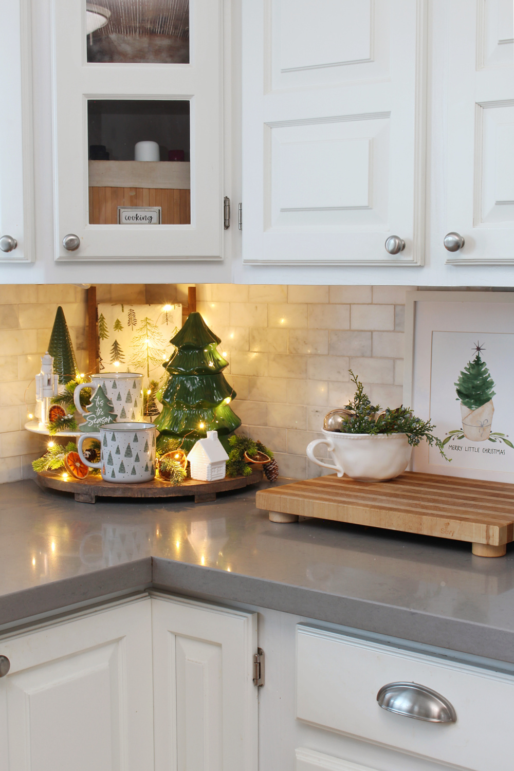 https://www.cleanandscentsible.com/wp-content/uploads/2022/12/Green-and-white-Christmas-kitchen-Clean-and-Scentsible-lights.jpg
