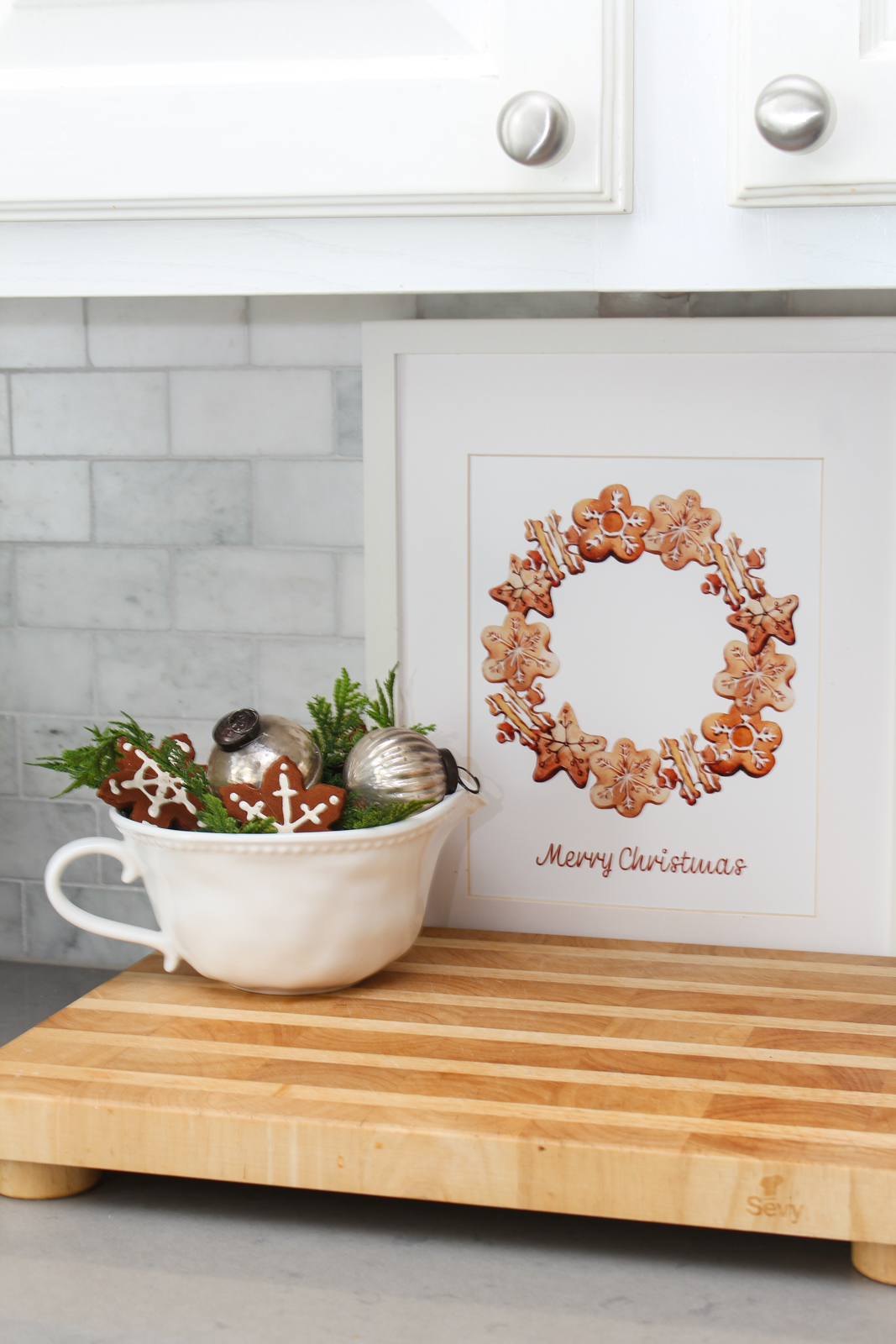 Gingerbread printable with a gingerbread wreath and the text "Merry Christmas".